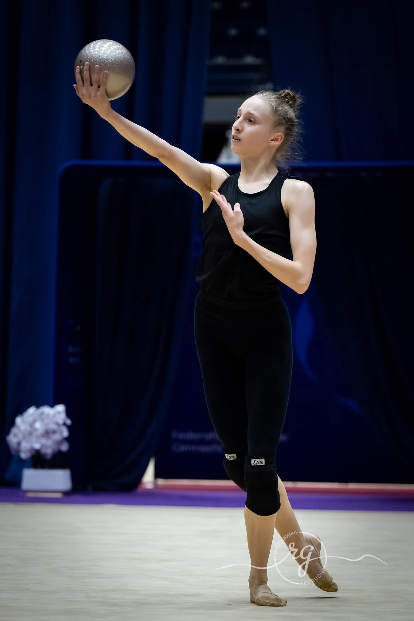Gimnaste ale clubului într-un moment din viața de zi cu zi