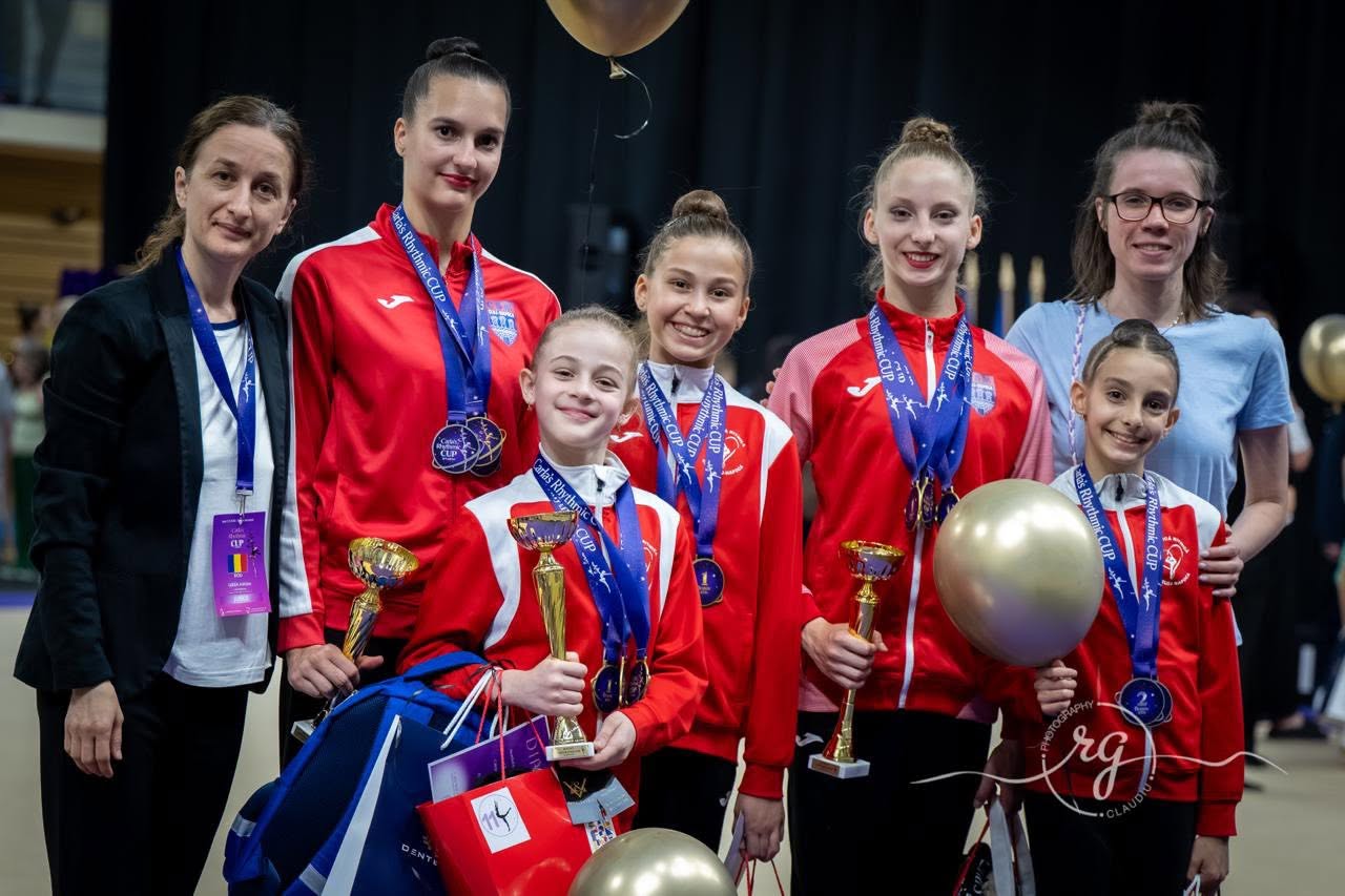 Gimnaste ale clubului la o competiție din 2026