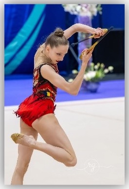 Gimnastă cu măciuci într-un element de săritură