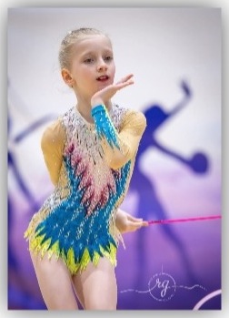 Gimnastă junioară în timpul unui exercițiu în competiție