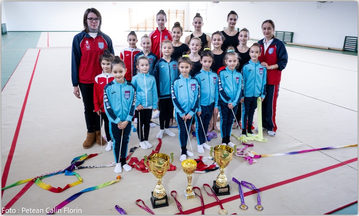 Echipa clubului împreună cu antrenoarele și trofeele